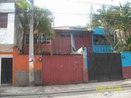 vendo casa de dos plantas en area comercial