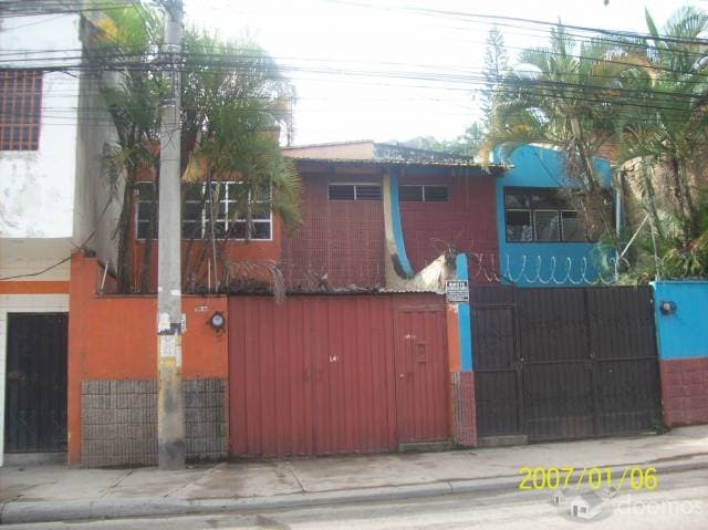 vendo casa de dos plantas en area comercial