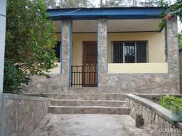 Se Renta casa en exelente ubicacion, con amplio solar, sisterna y estacionamiento