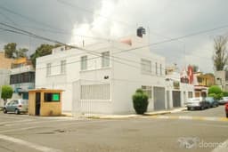 VENDO CASA EN LA CD. DE MEXICO, 183M2 CONSTRUIDOS EN 2 NIVELES, BIEN DISTRIBUIDA, BIEN ILUMINADA EN ESQUINA.