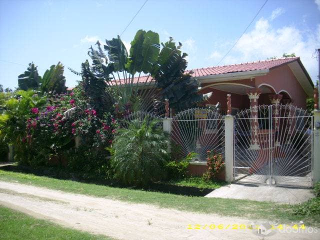 SE VENDE CASA MODERNA TELA ATLANTIDA — foto 1