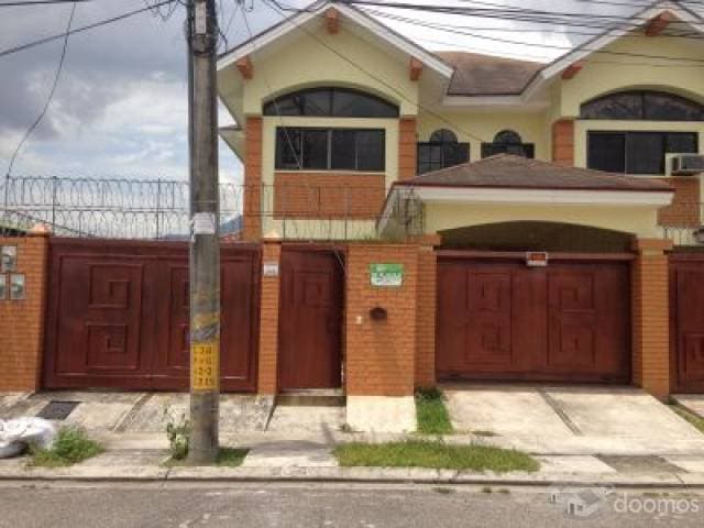 Se alquila apartamento tipo town house de dos pisos