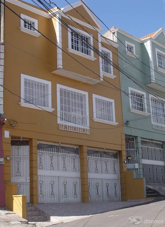 SE VENDE CASA, 5 MINUTOS DE MALL MULTIPLAZA