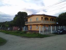 casa de dos plantas en esquina mas apartamento