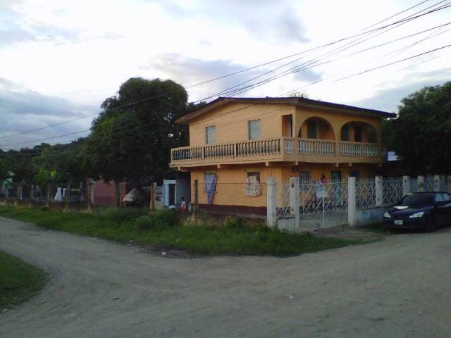 casa de dos plantas en esquina mas apartamento